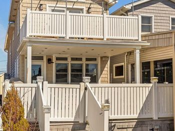 210 1/2 Roxbury Avenue