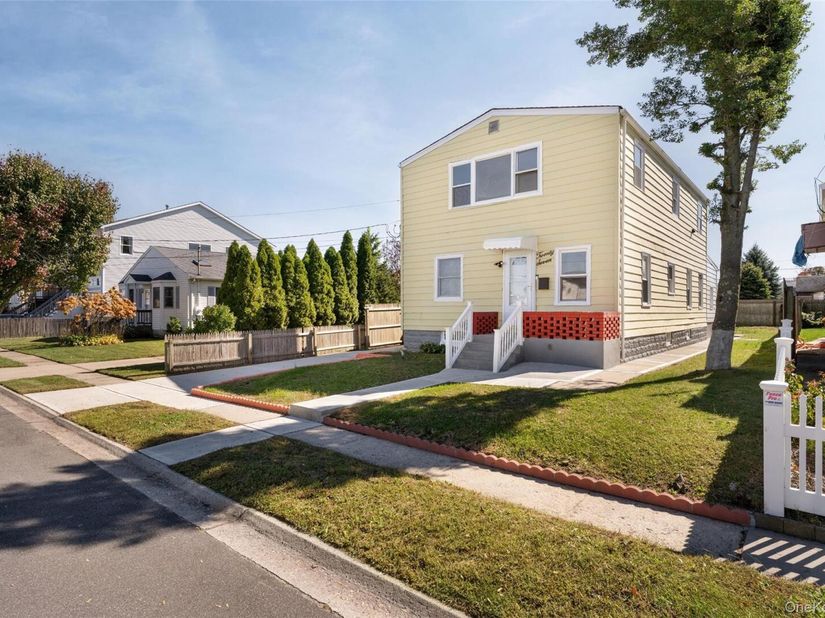 27 Piave Terrace, Lindenhurst NY 11757