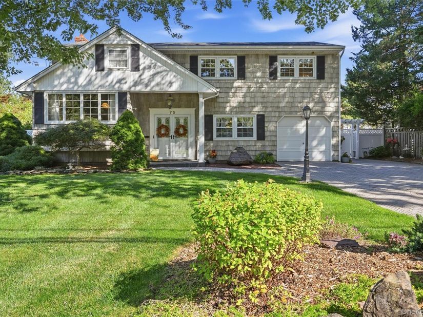 75 Bayview Drive, Oakdale NY 11769