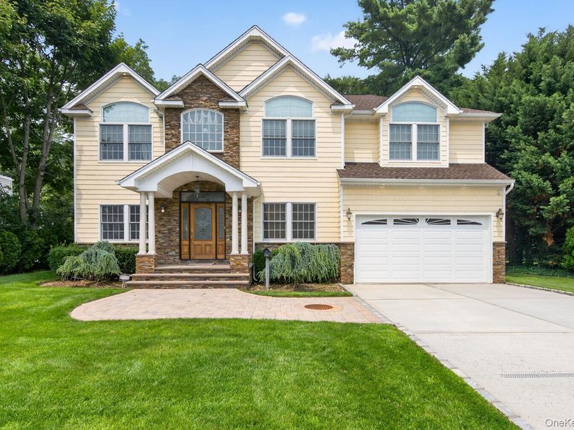 136 Circle Drive, Roslyn Heights NY 11577