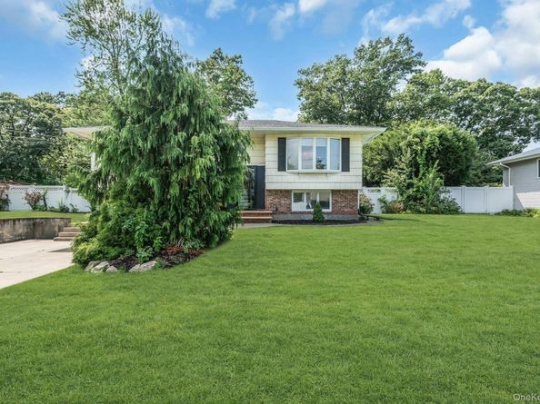 20 Hunter Place, Smithtown NY 11787