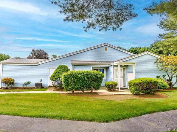 302 Bentley Court W, Saint James NY 11780