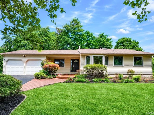 15 Dix Circle, Dix Hills NY 11746