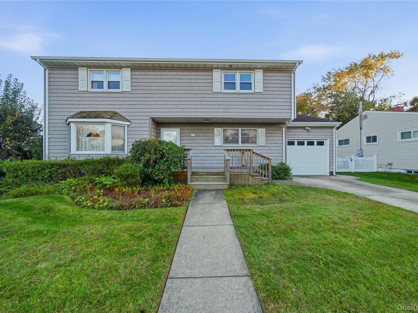 46 Margaret Drive E, Plainview NY 11803