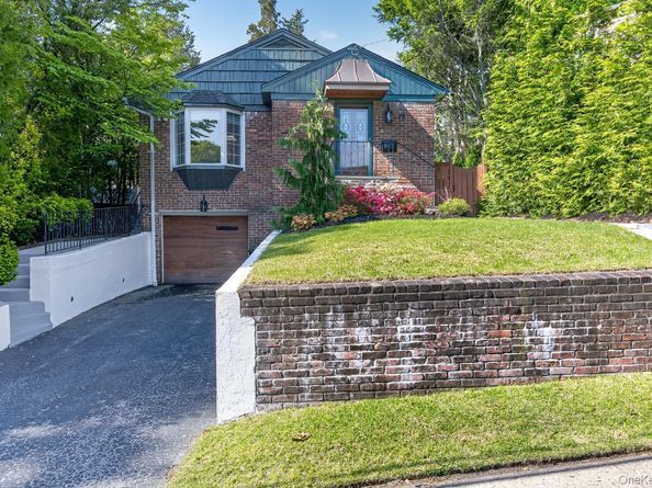 16 Warwick Place, Port Washington NY 11050