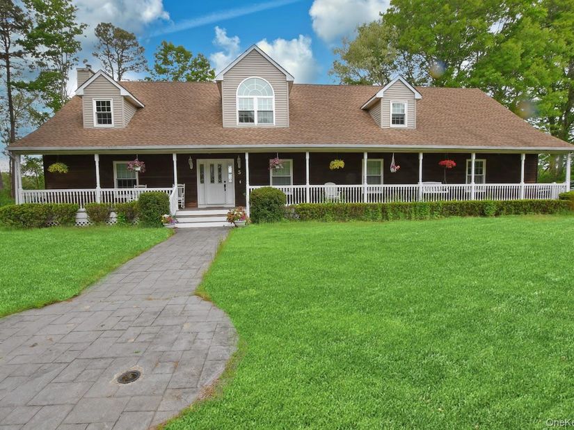 5 Easterly Court, Manorville NY 11949