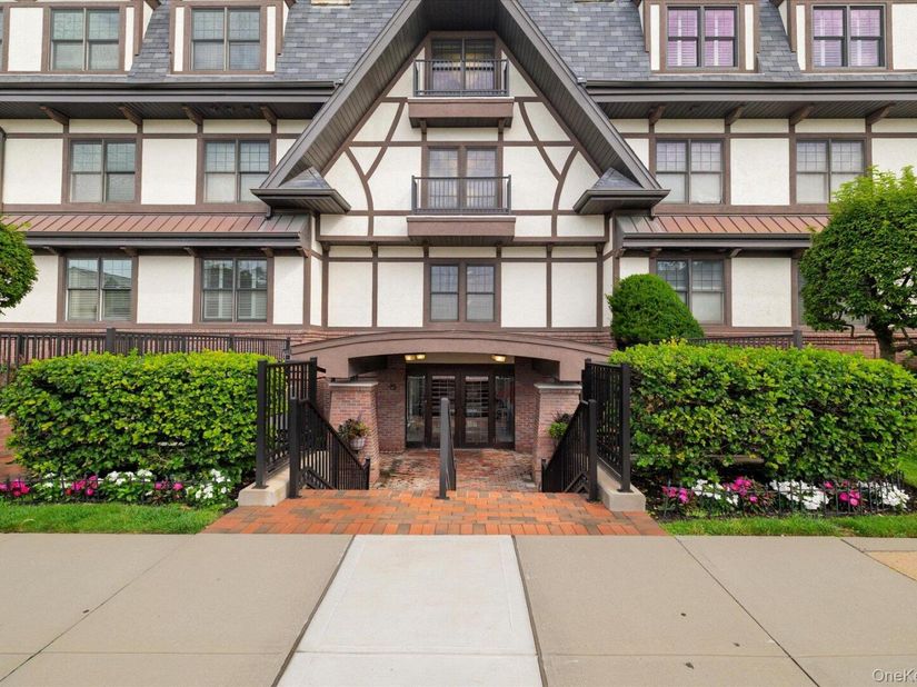 77 Maple Avenue 100, Rockville Centre NY 11570