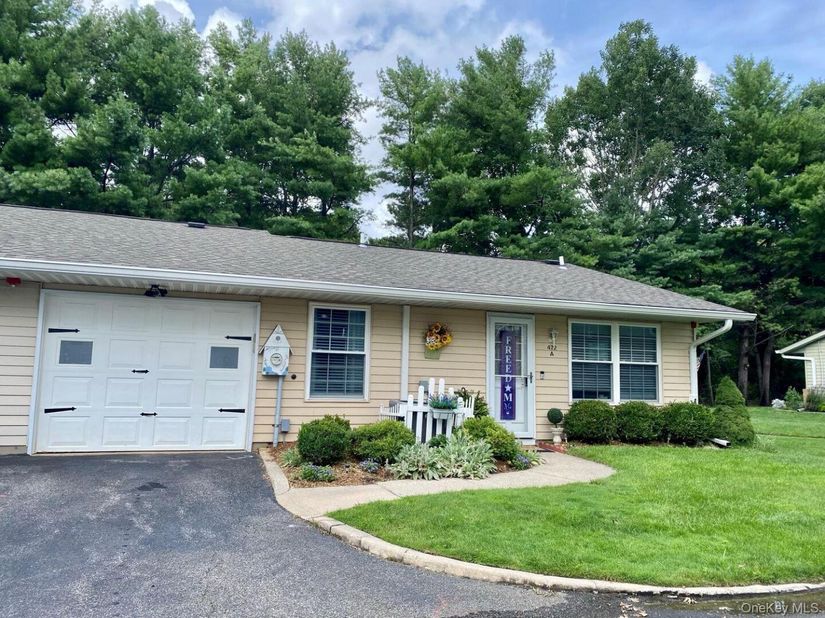 472A Darwen Drive, Ridge NY 11961