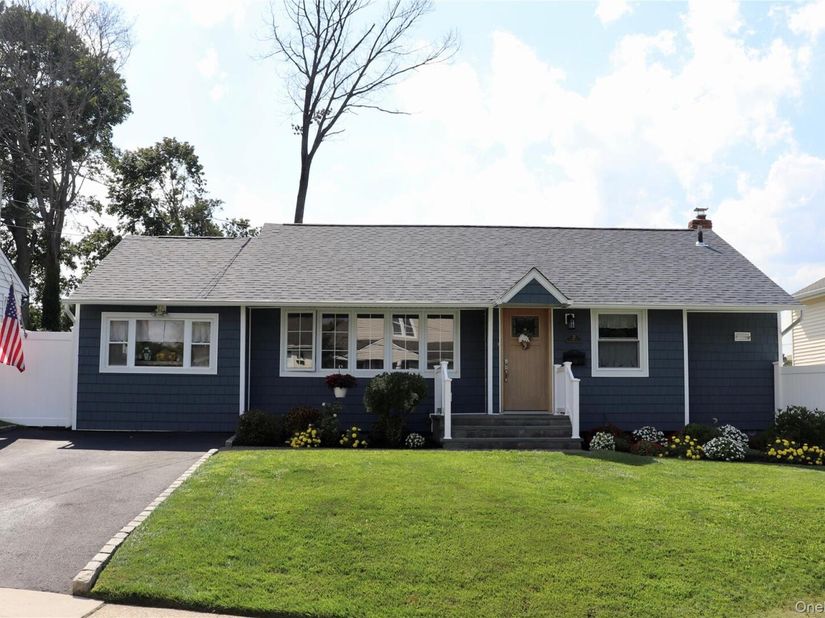 31 Prestwick Terrace, Glen Cove NY 11542
