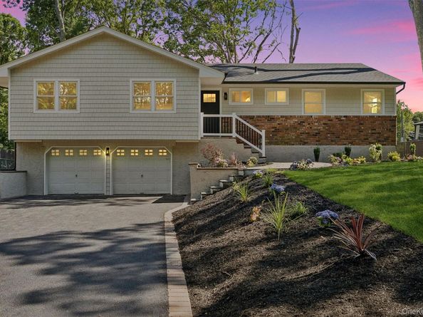 20 Camelia Place, Hauppauge NY 11788