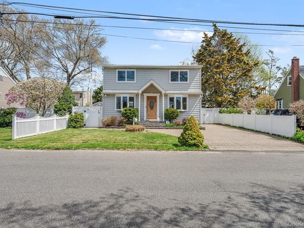 408 N Broome Avenue, Lindenhurst NY 11757