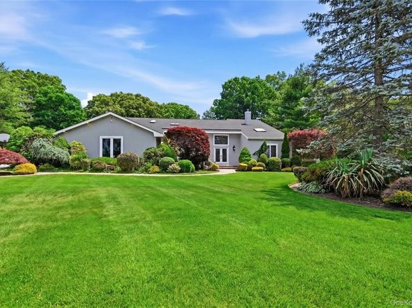 4 Laurelwood Court, Dix Hills NY 11746