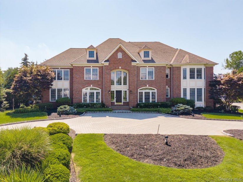26 Legends Circle, Melville NY 11747
