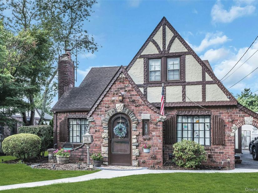 20 Voorhees Place, Malverne NY 11565