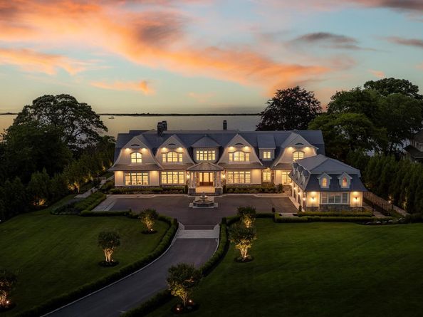 25 Brewster Lane E, East Setauket NY 11733