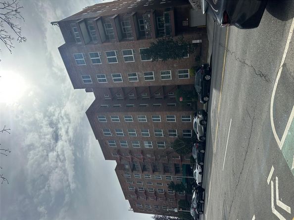 241-20 Northern Boulevard 1M, Douglaston NY 11362