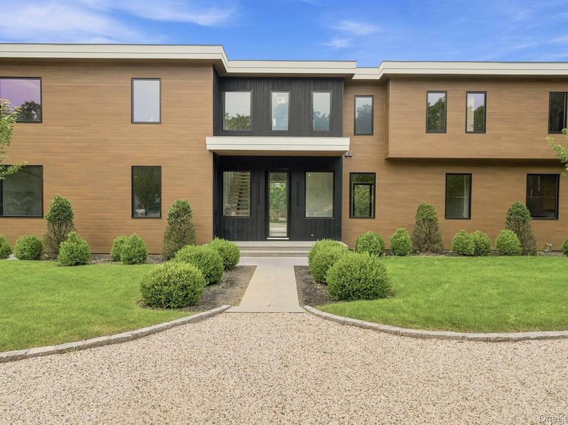 207 Middle Line Highway, Southampton NY 11968
