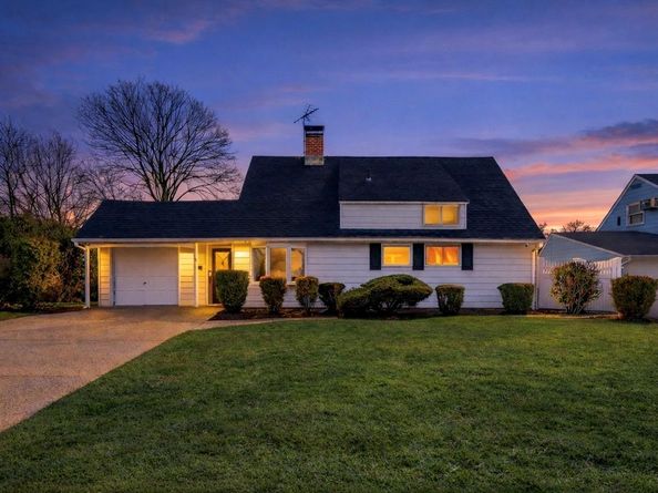 68 Summer Lane, Hicksville NY 11801