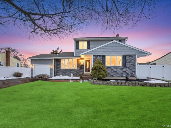 225 Farhan Lane, North Babylon NY 11703