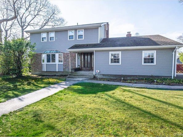 22 Oak Lane, Blue Point NY 11715