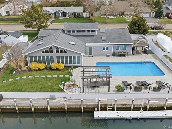 21 Shore Drive W, Copiague NY 11726