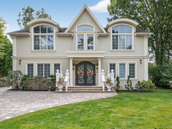 211 Hillturn Lane, Roslyn Heights NY 11577