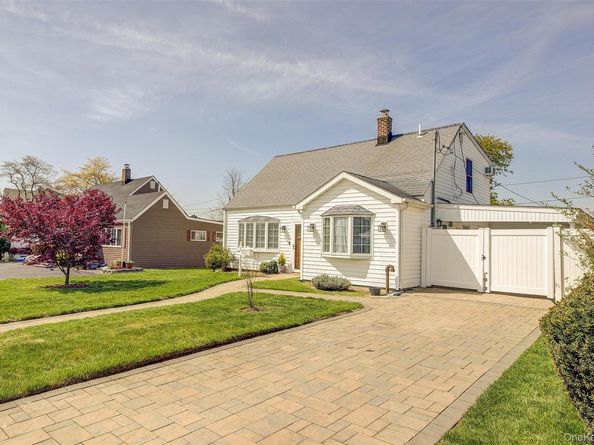 12 Crescent Lane, Levittown NY 11756
