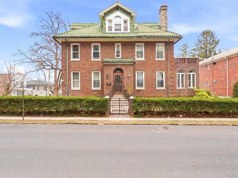 128 Parkway N, Yonkers NY 10704
