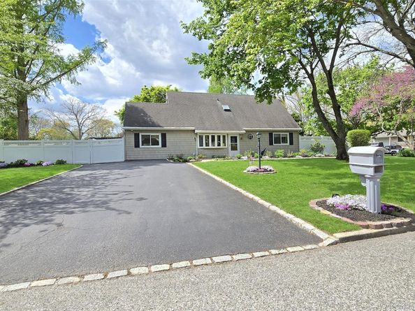 19 Hartsdale Lane, Coram NY 11727
