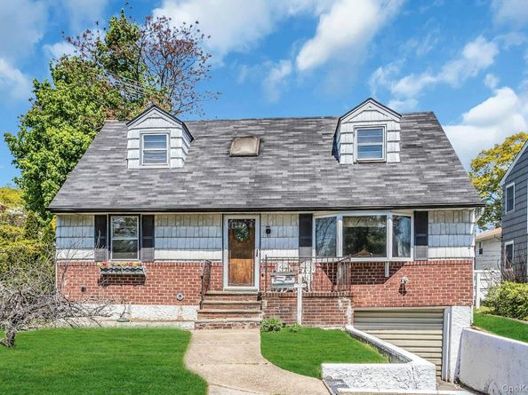 325 N Service Road, Roslyn Heights NY 11577