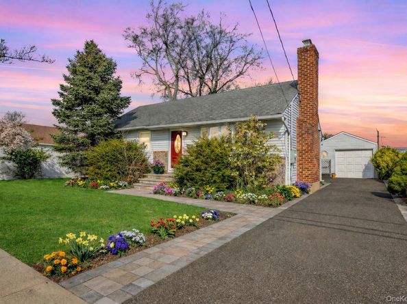 228 8th Street, Bethpage NY 11714