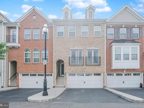 42 Creekside Court, Secaucus NJ 07094