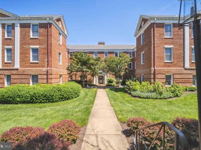 906 S Washington Street 302, Alexandria VA 22314