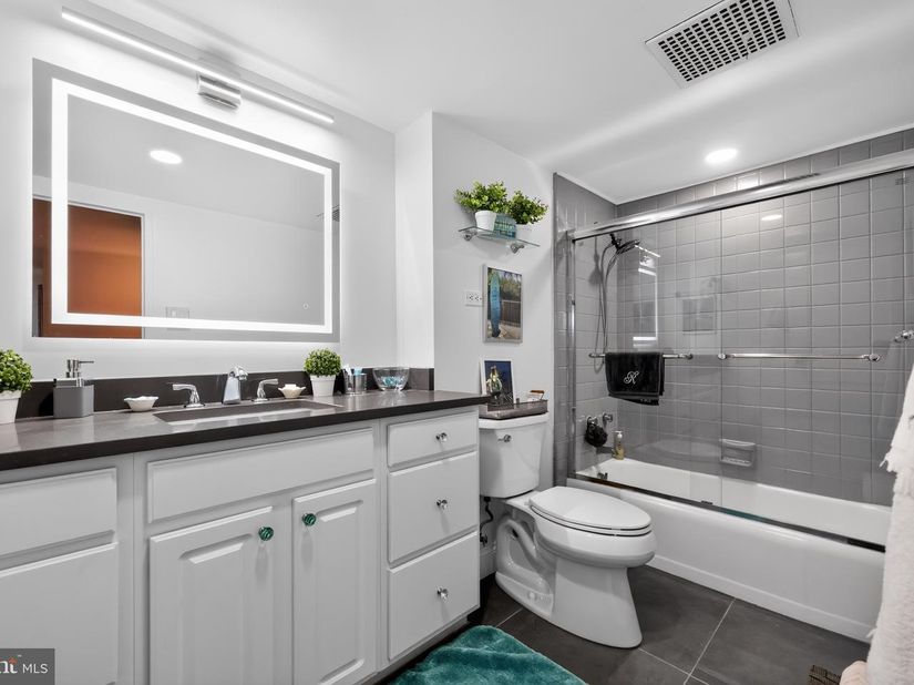 604 S Washington Square 2609, Philadelphia PA 19106