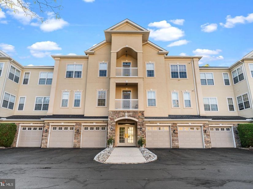 1 Falcon Drive 206, Holland PA 18966