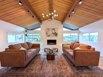 4242 Avenida Gregory