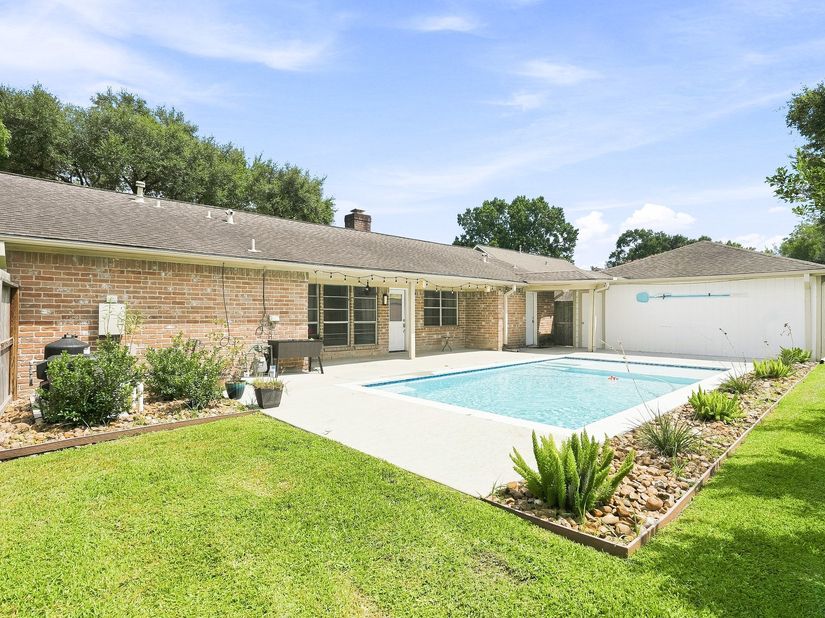 1135 Trowbridge Drive, Houston TX 77062