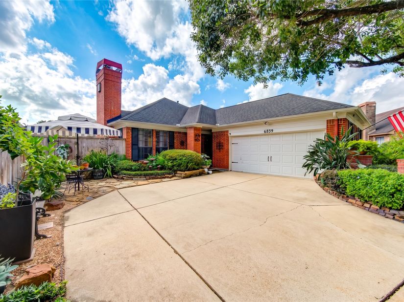 6839 Hertford Park Drive, Houston TX 77084