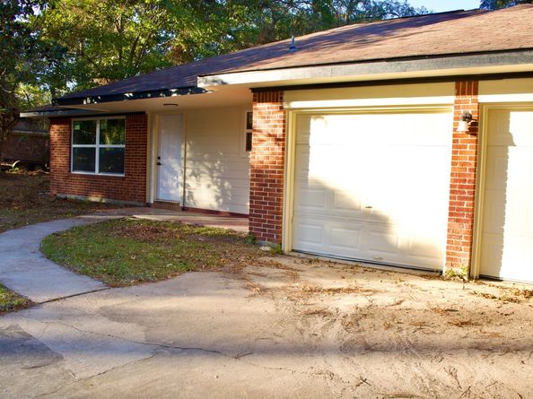 206 Hillcrest Drive, Conroe TX 77303