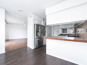 8211 Katy Freeway