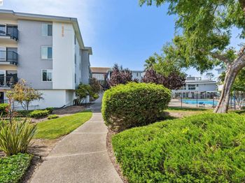 960 Shorepoint Ct