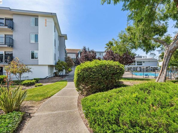 960 Shorepoint Ct 120, Alameda CA 94501