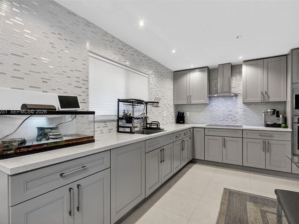 221 NE 212th St, Miami FL 33179