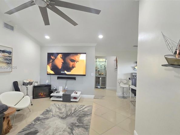 9600 NW 15th Ct, Pembroke Pines FL 33024