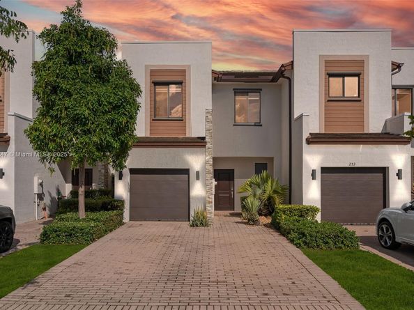 245 NE 210th St, Miami FL 33179