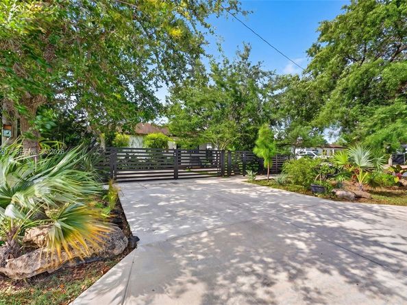 12310 SW 216th St, Miami FL 33170