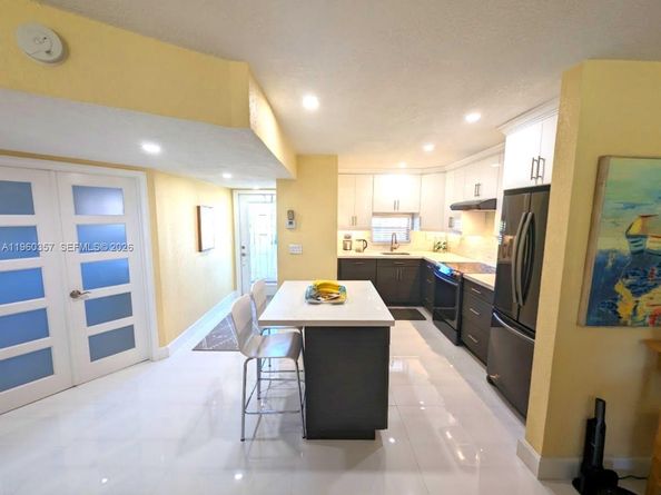 9300 N Hollybrook Lake Dr 303, Pembroke Pines FL 33025