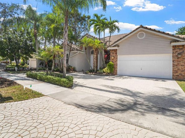 2611 Oakbrook Ln, Weston FL 33332