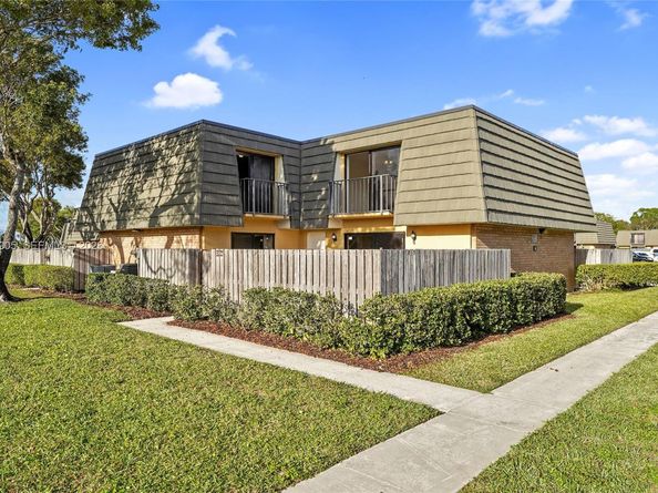 2206 22nd Way, West Palm Beach FL 33407