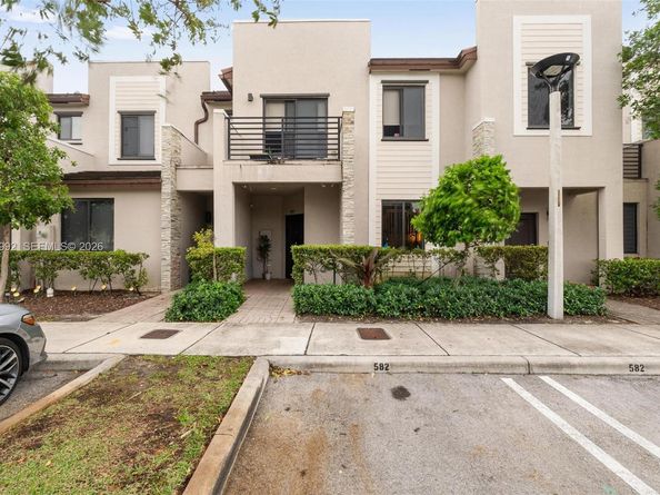 582 NE 207th St, Miami FL 33179